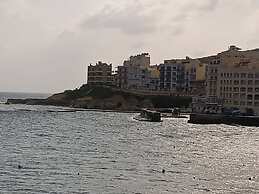 Seaside Stylish and Spacious 2-bedroom Apartment