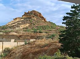 Seaside Stylish and Spacious 2-bedroom Apartment