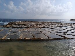 Seaside Stylish and Spacious 2-bedroom Apartment