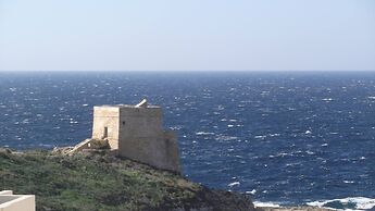 Seaside Stylish and Spacious 2-bedroom Apartment