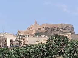 Seaside Stylish and Spacious 2-bedroom Apartment