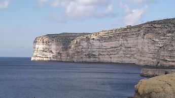 Seaside Stylish and Spacious 2-bedroom Apartment