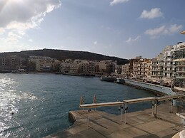 Seaside Stylish and Spacious 2-bedroom Apartment