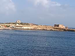 Seaside Stylish and Spacious 2-bedroom Apartment