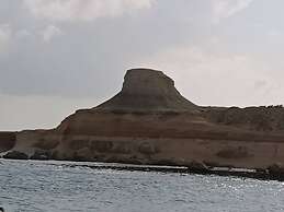 Seaside Stylish and Spacious 2-bedroom Apartment