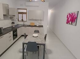 Seaside Stylish and Spacious 2-bedroom Apartment