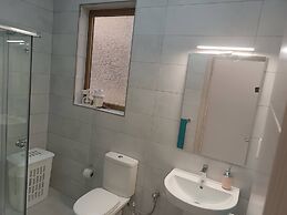 Seaside Stylish and Spacious 2-bedroom Apartment