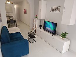 Seaside Stylish and Spacious 2-bedroom Apartment