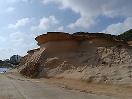 Seaside Stylish and Spacious 2-bedroom Apartment