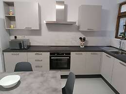 Seaside Stylish and Spacious 2-bedroom Apartment