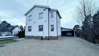 Cozy 2BR Apartment With Parking