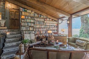 The Writer's Nest by Rent all Como