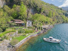 The Writer's Nest by Rent all Como