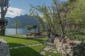 The Writer's Nest by Rent all Como