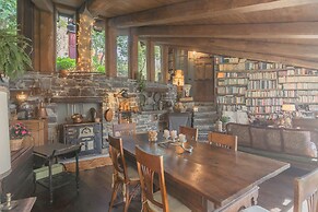 The Writer's Nest by Rent all Como