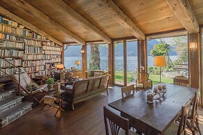 The Writer's Nest by Rent all Como