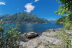 The Writer's Nest by Rent all Como