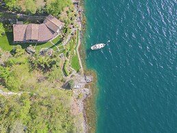 The Writer's Nest by Rent all Como