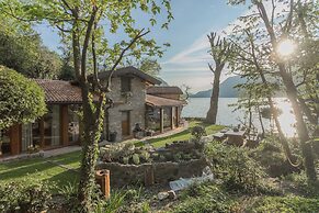 The Writer's Nest by Rent all Como