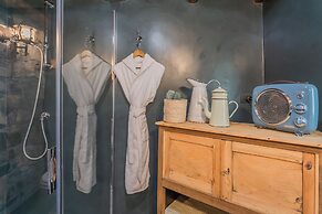 The Writer's Nest by Rent all Como