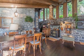 The Writer's Nest by Rent all Como