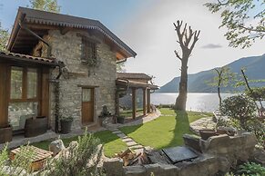 The Writer's Nest by Rent all Como