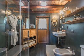 The Writer's Nest by Rent all Como