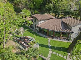 The Writer's Nest by Rent all Como