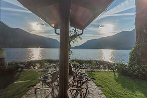 The Writer's Nest by Rent all Como