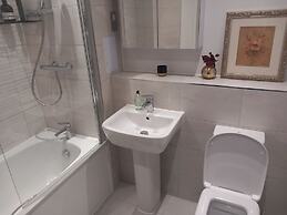 Tranquil Loughton Apartment Retreat