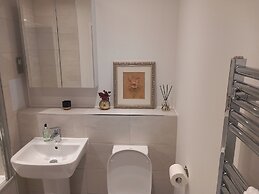 Tranquil Loughton Apartment Retreat