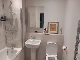 Tranquil Loughton Apartment Retreat