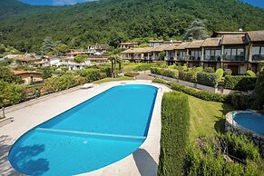 Red Villa With Shared Pool and Private Garden is the new Black on Lake