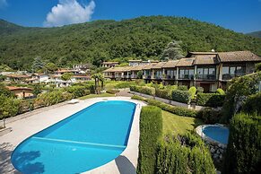 Red Villa With Shared Pool and Private Garden is the new Black on Lake