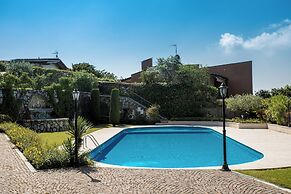 Red Villa With Shared Pool and Private Garden is the new Black on Lake