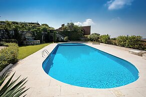 Red Villa With Shared Pool and Private Garden is the new Black on Lake