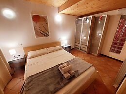 Red Villa With Shared Pool and Private Garden is the new Black on Lake