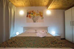 Blue Villa With Shared Pool and Private Garden Near Salò