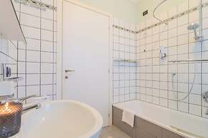 Besana 9 On the Lake - Private Garden & Parking by Rent all Como