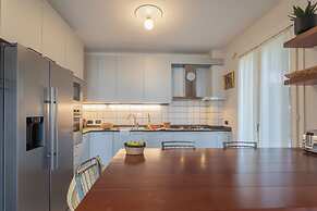 Besana 9 On the Lake - Private Garden & Parking by Rent all Como