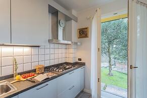 Besana 9 On the Lake - Private Garden & Parking by Rent all Como