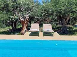 Sofiana s Garden Retreat w Private Pool