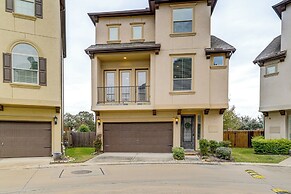 8 Mi to the Galleria: Home w/ Balcony + Yard