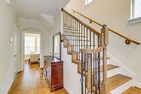 8 Mi to the Galleria: Home w/ Balcony + Yard