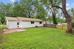 9 Mi to Forest Park: Pet-friendly Home in St Louis
