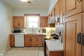 Walk to Oxford Square & Ole Miss: Central Home!