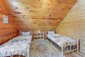 13 Mi to Lake Chatuge: Hiawassee Cabin w/ Views!