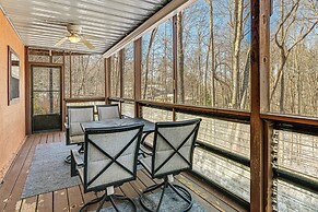 13 Mi to Lake Chatuge: Hiawassee Cabin w/ Views!