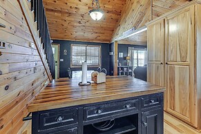 13 Mi to Lake Chatuge: Hiawassee Cabin w/ Views!