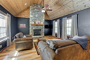 13 Mi to Lake Chatuge: Hiawassee Cabin w/ Views!